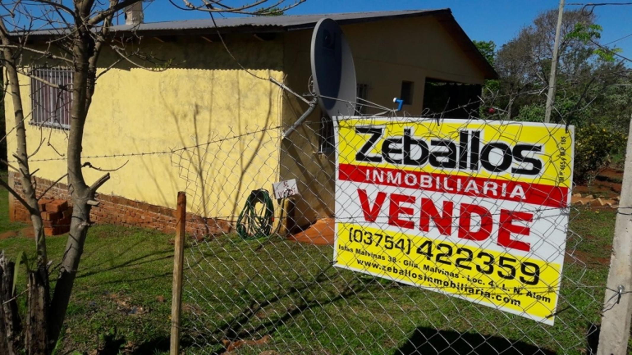 SE VENDE CASA DE MATERIAL ( EN ESQUINA) ***1200000