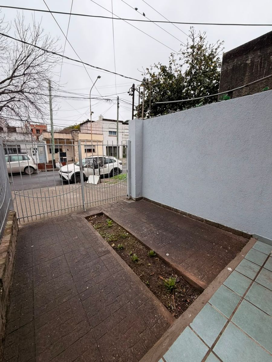DEPARTAMENTO 2 AMBIENTES EN PLANTA BAJA AL FRENTE CON PATIO Y ESPACIO PARA GUARDAR AUTO. VILLA LUZURIAGA