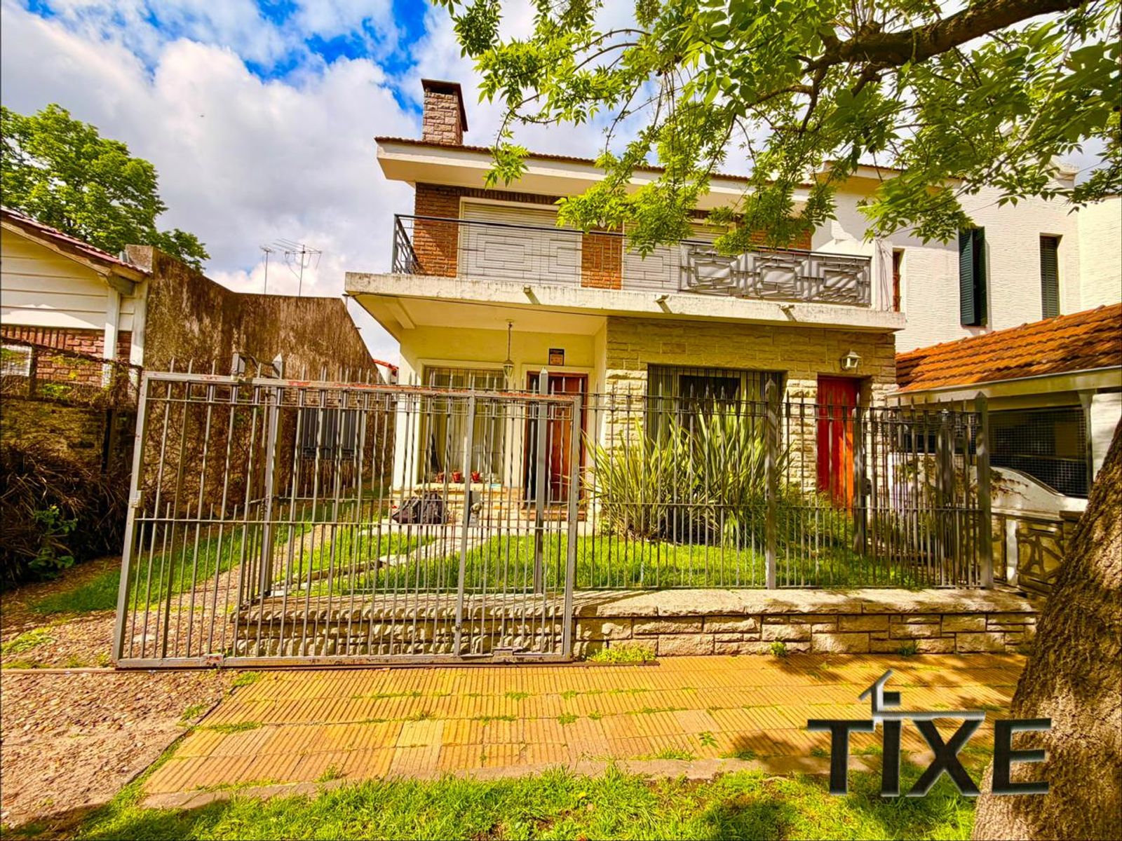 Ohiggins y Carvajal. Lote propio. Casa en PB c/ jardín y Depto independiente 2 Amb. c/ terraza.