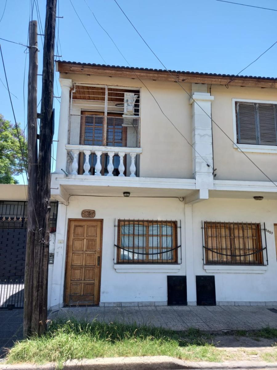 DUPLEX 2 AMBIENTES AL FRENTE CON PATIO