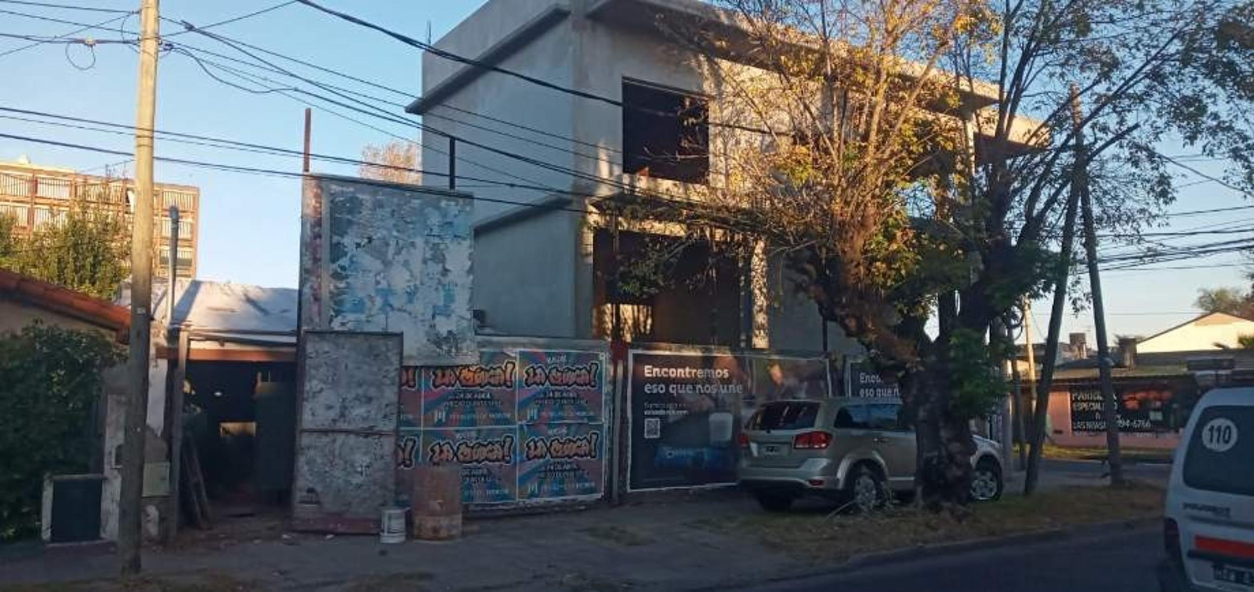 CASTELAR VENTA DE 3 DEPARTAMENTOS + 6 LOCALES