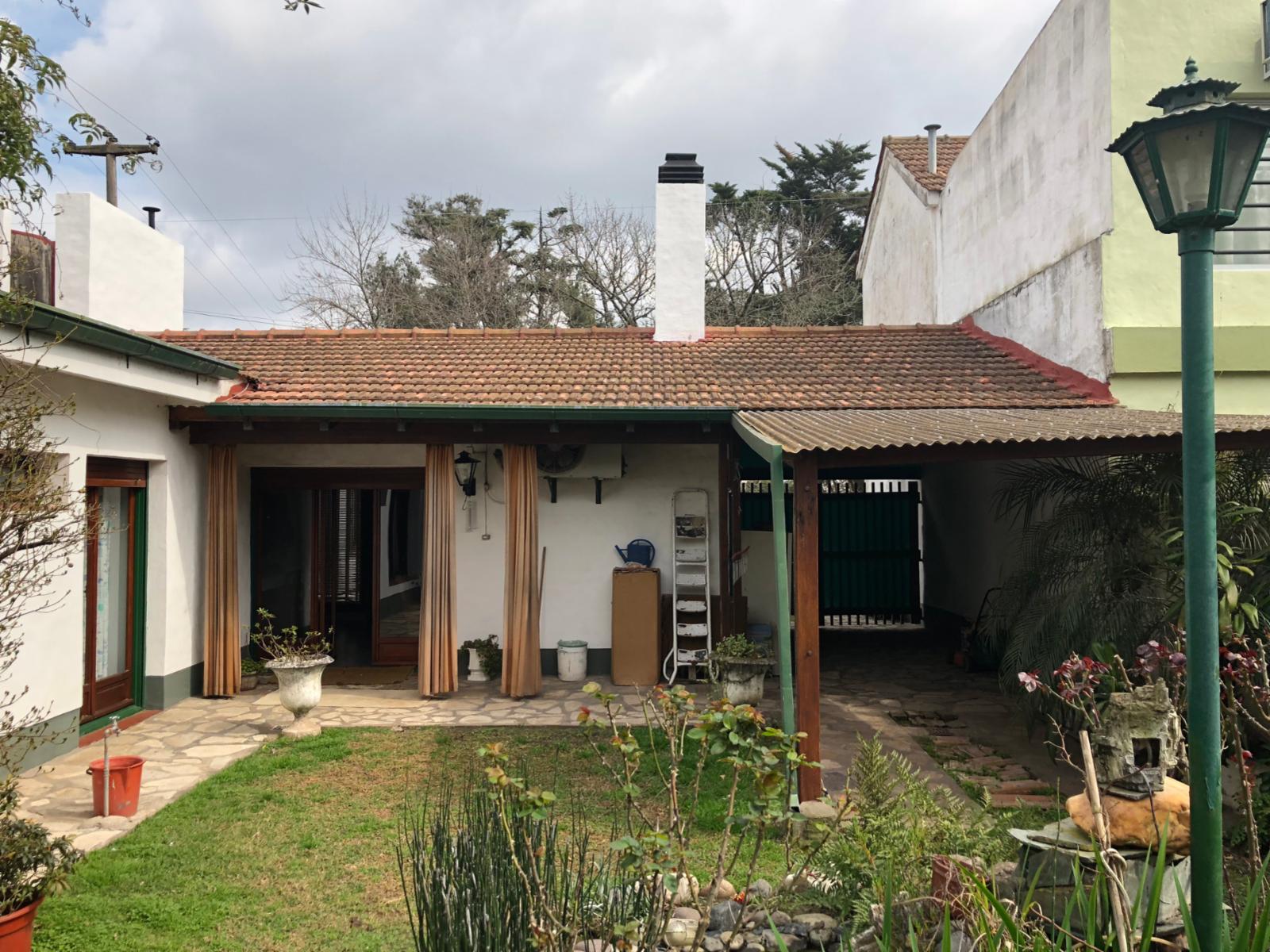 Excelente casa de 3 dormitorios,2 baños, quincho y garage en Rep. de Chile y 60.- · Mercedes — foto 9