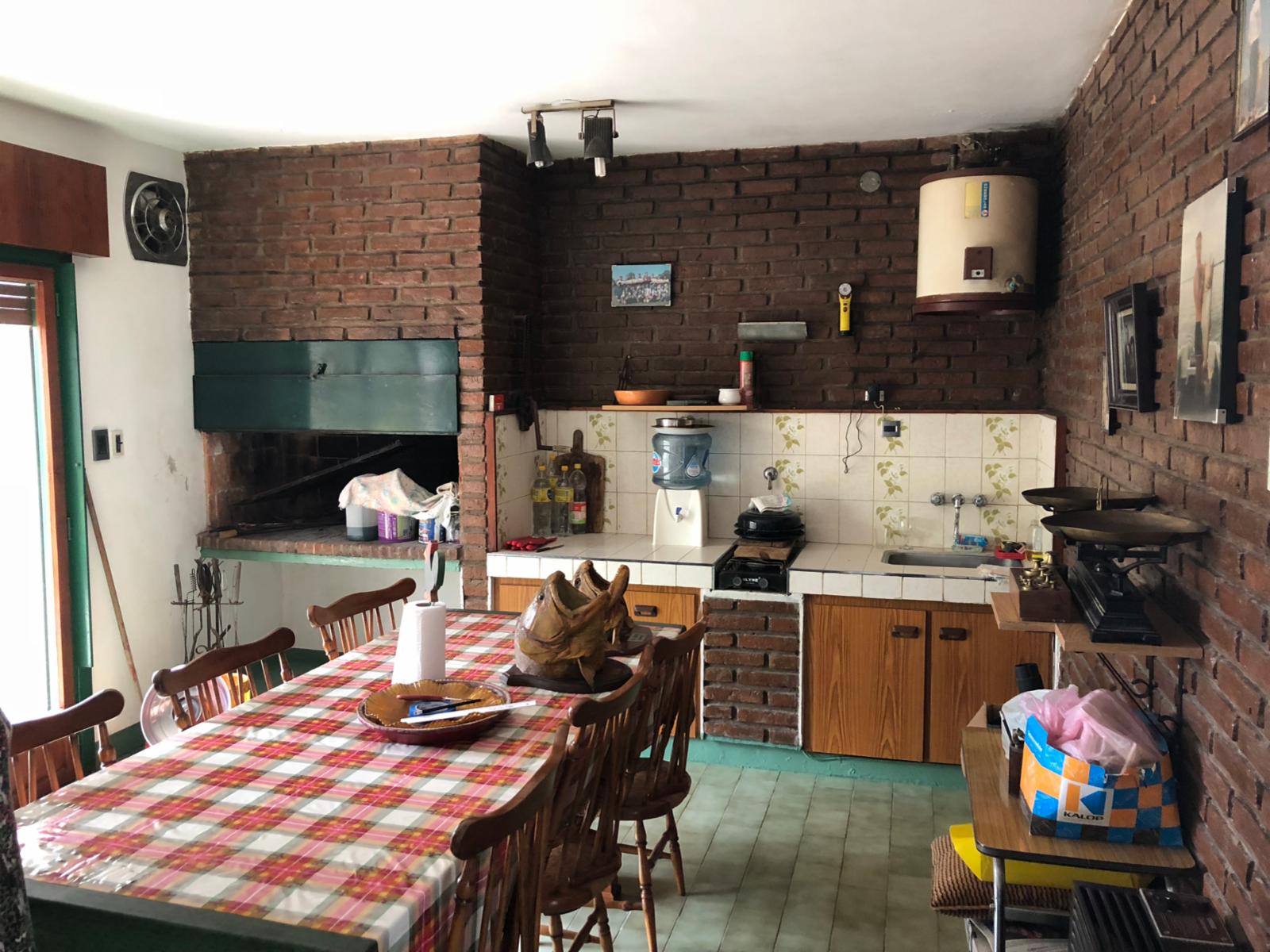 Excelente casa de 3 dormitorios,2 baños, quincho y garage en Rep. de Chile y 60.- · Mercedes — foto 10
