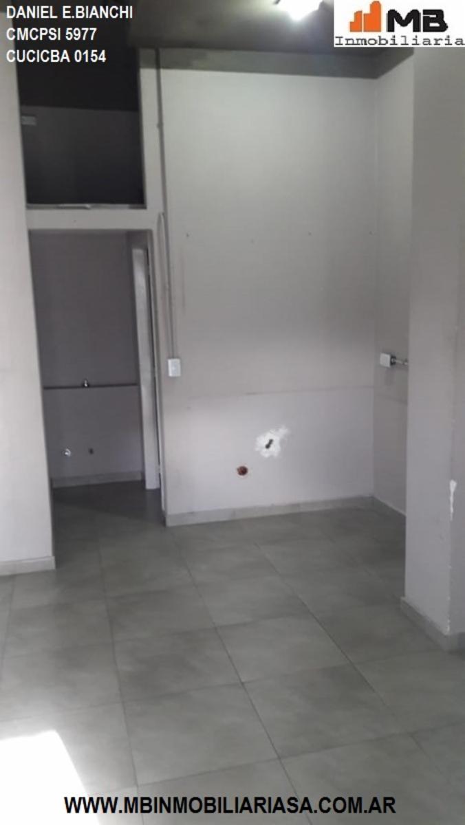 Parque Patricios venta local a la calle en Av. Garay al 3200