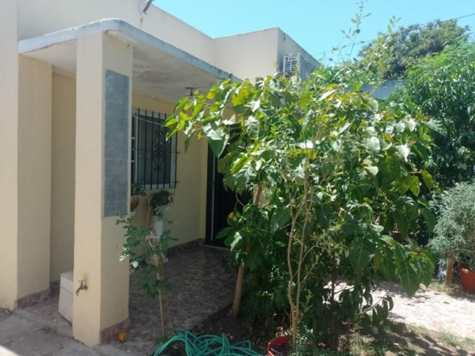 CASA  CON 2 DORMITORIOS - COCINA - COMEDOR - BAÑO - JARDIN - LAVADERO -ENTRADA DE AUTO - PATIO - UN DEPARTAMENTO AL FONDO : 1 DORMOTORIO - COCINA COMEDOR - BAÑO - PATIO- DEPOSITO .