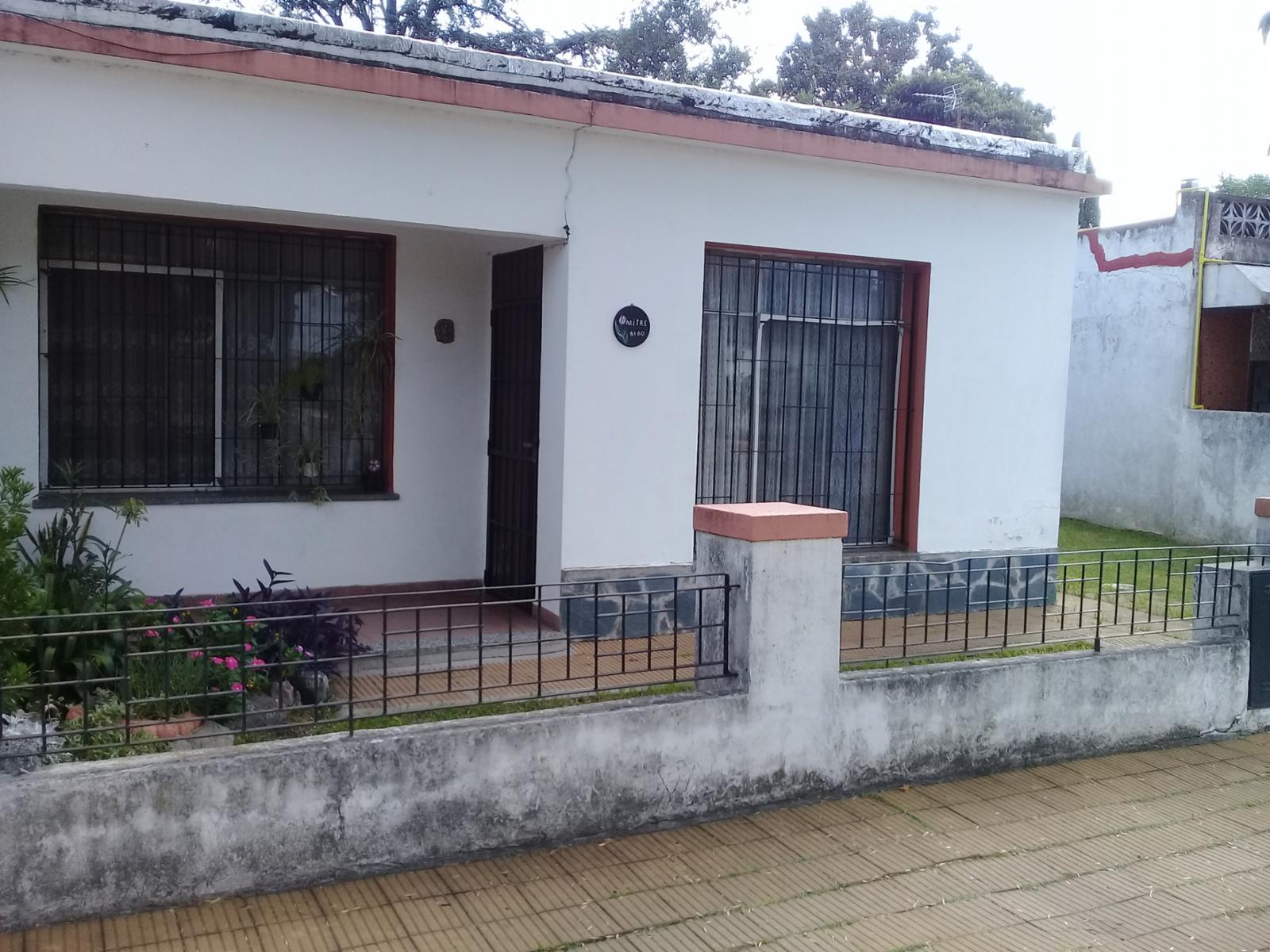 EXCELENTE CASA AMERICANA CON FONDO PARQUIZADO