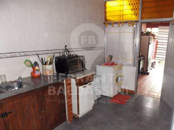 Ituzaingo al 1000 · Almirante Brown — foto 8