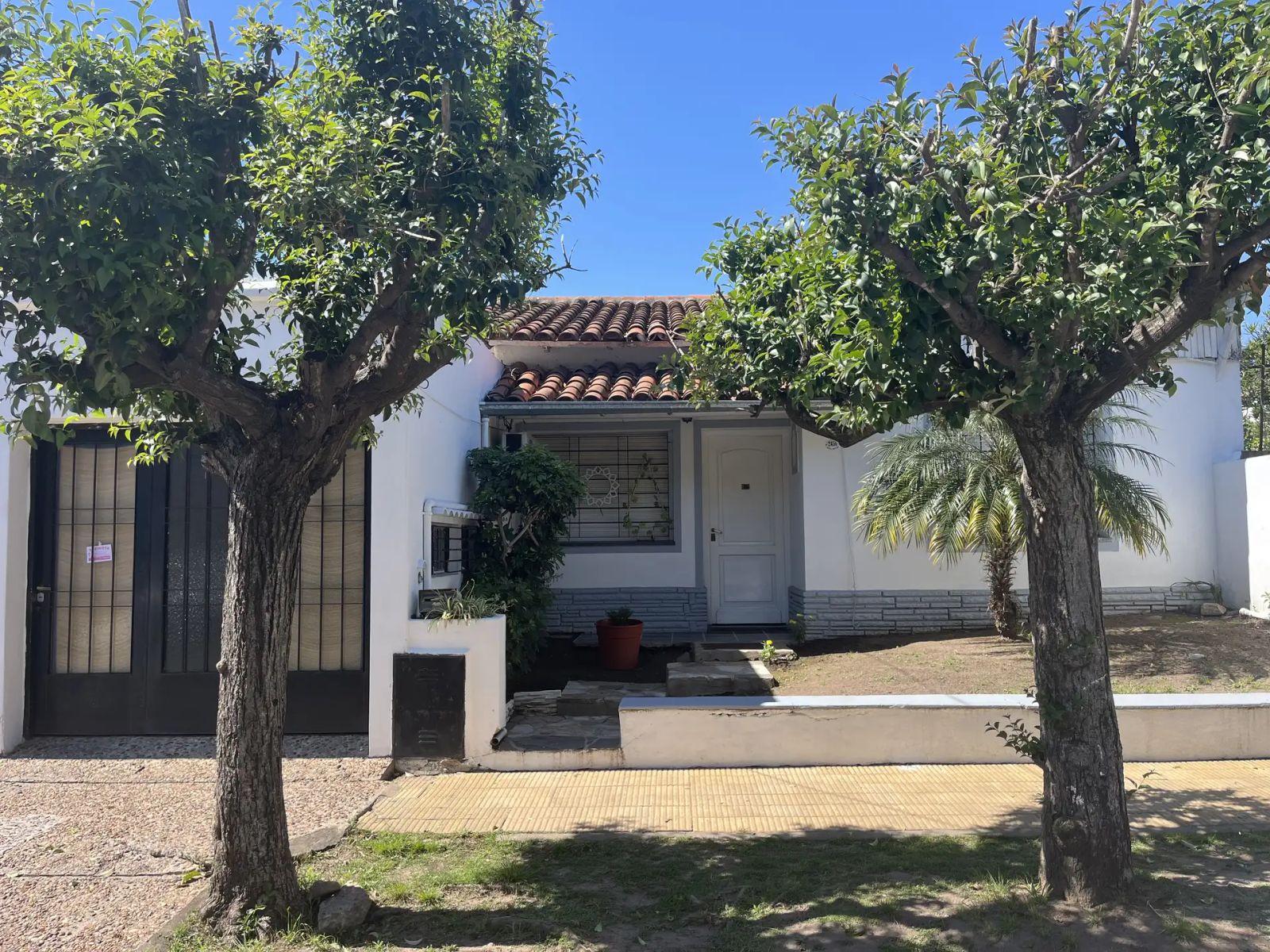 Chalet de 4 ambientes s/lote de 10 x 30 con garage y pileta