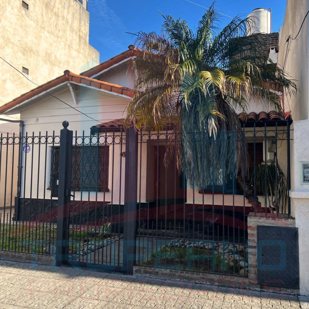 Venta Casa de 3 ambientes - patio - cochera Ramos Mejía