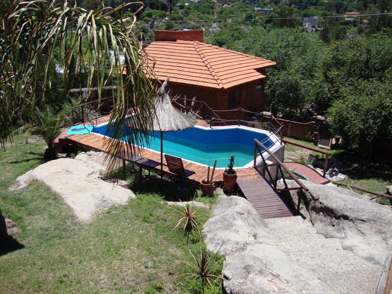COMPLEJO DE CABAÑAS EN VENTA, EN VILLA CARLOS PAZ, CON PILETA Y CERCA DEL RIO