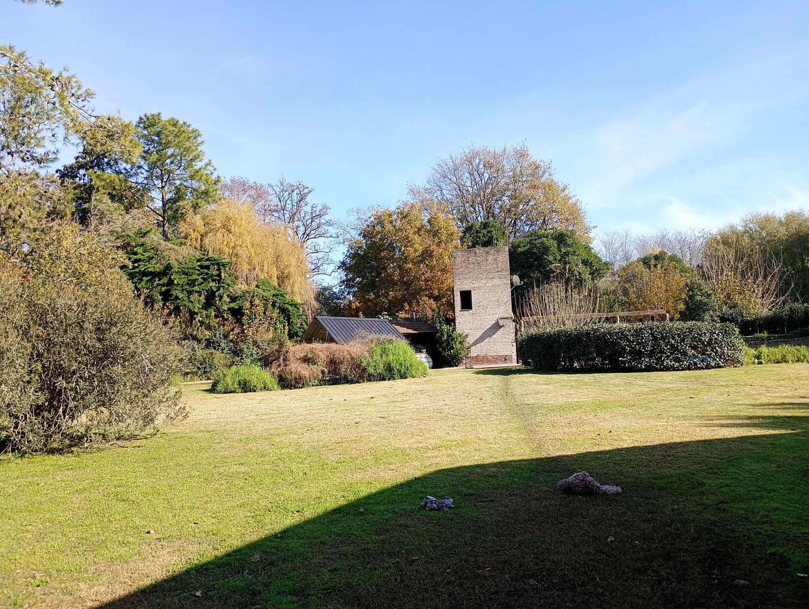 gran lote de terreno con piscina