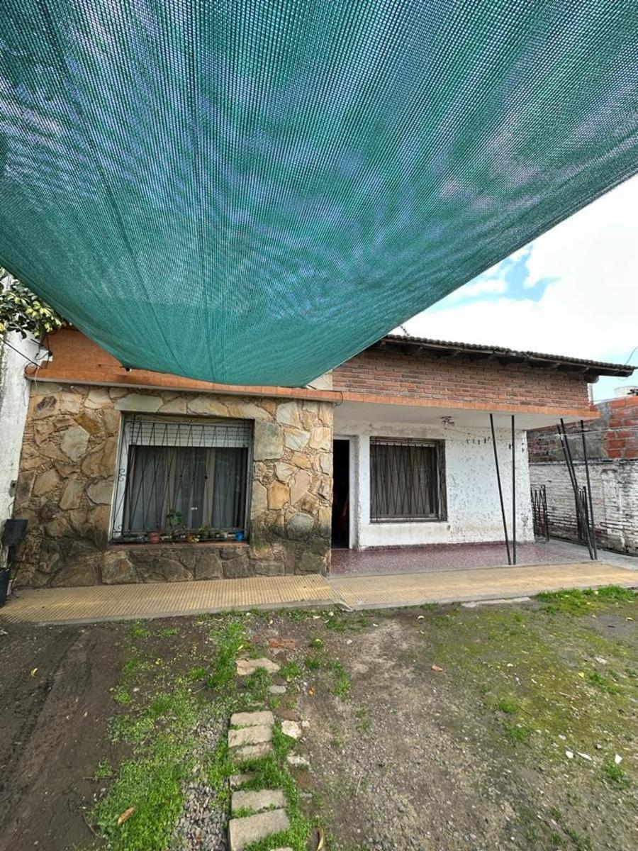 Casa de cuatro ambientes a la venta en San Miguel