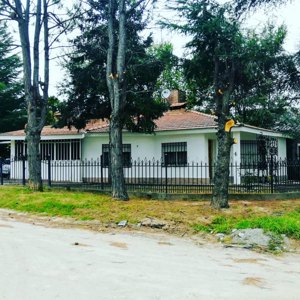 Chalet Frente al RIO, con 2 dormitorios, cocina-comedor, living-comedor con hogar a leña, baño con antebaño, garaje con asador y lavadero, terreno 577 m2 y cubiertos 131 m2.