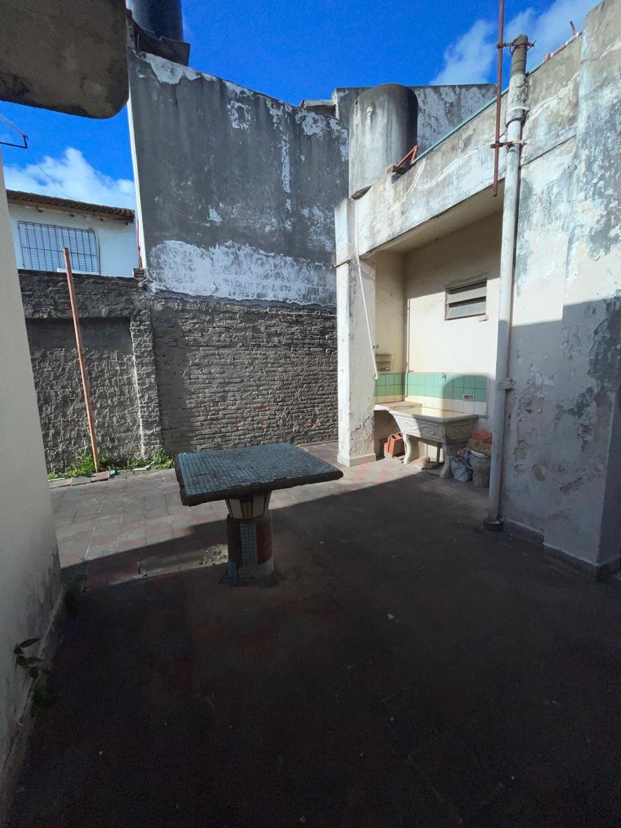 VENTA CASA AL FRENTE DOS AMBIENTES CON GARAJE Y PH AL FONDO DOS AMBIENTES CON PATIO Y ENTRADA INDEPENDIENTE. LA TABLADA