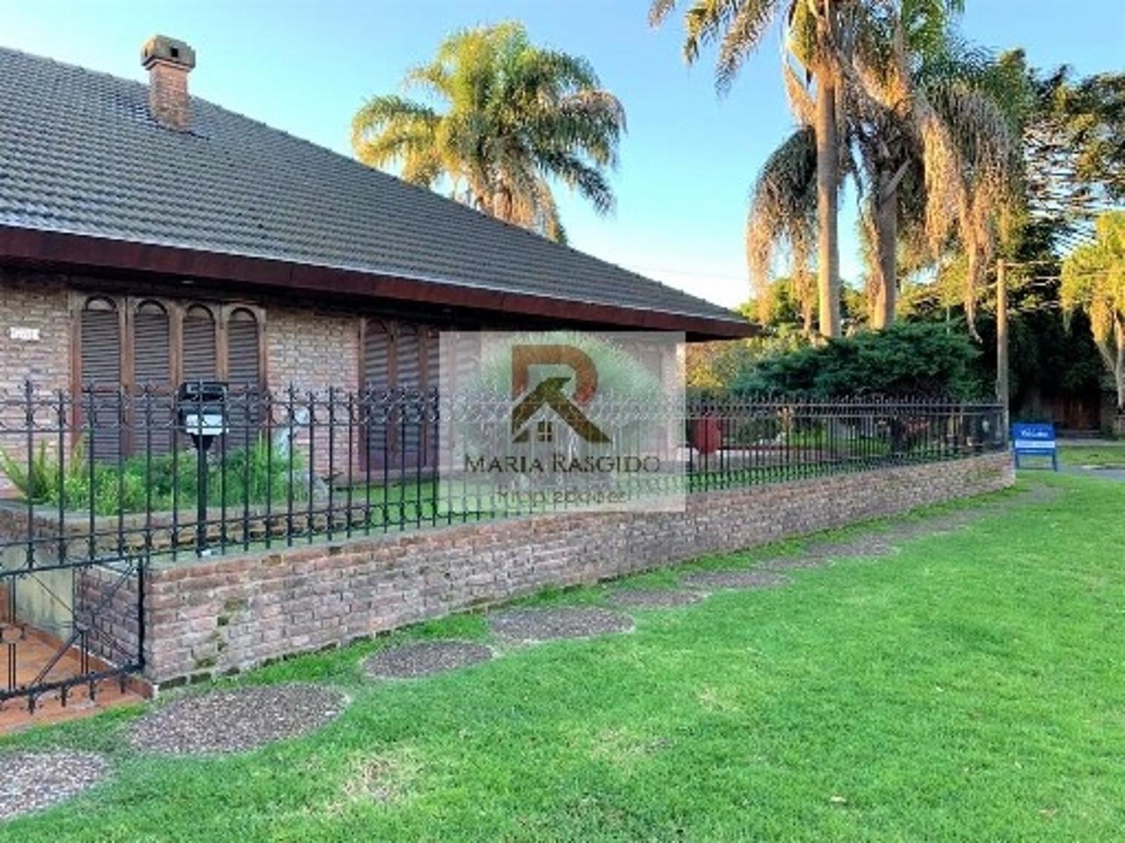 Importante casa en inmejorable zona de Castelar Norte. 5 ambientes. Pileta. Quincho. Parque. Dependencia.