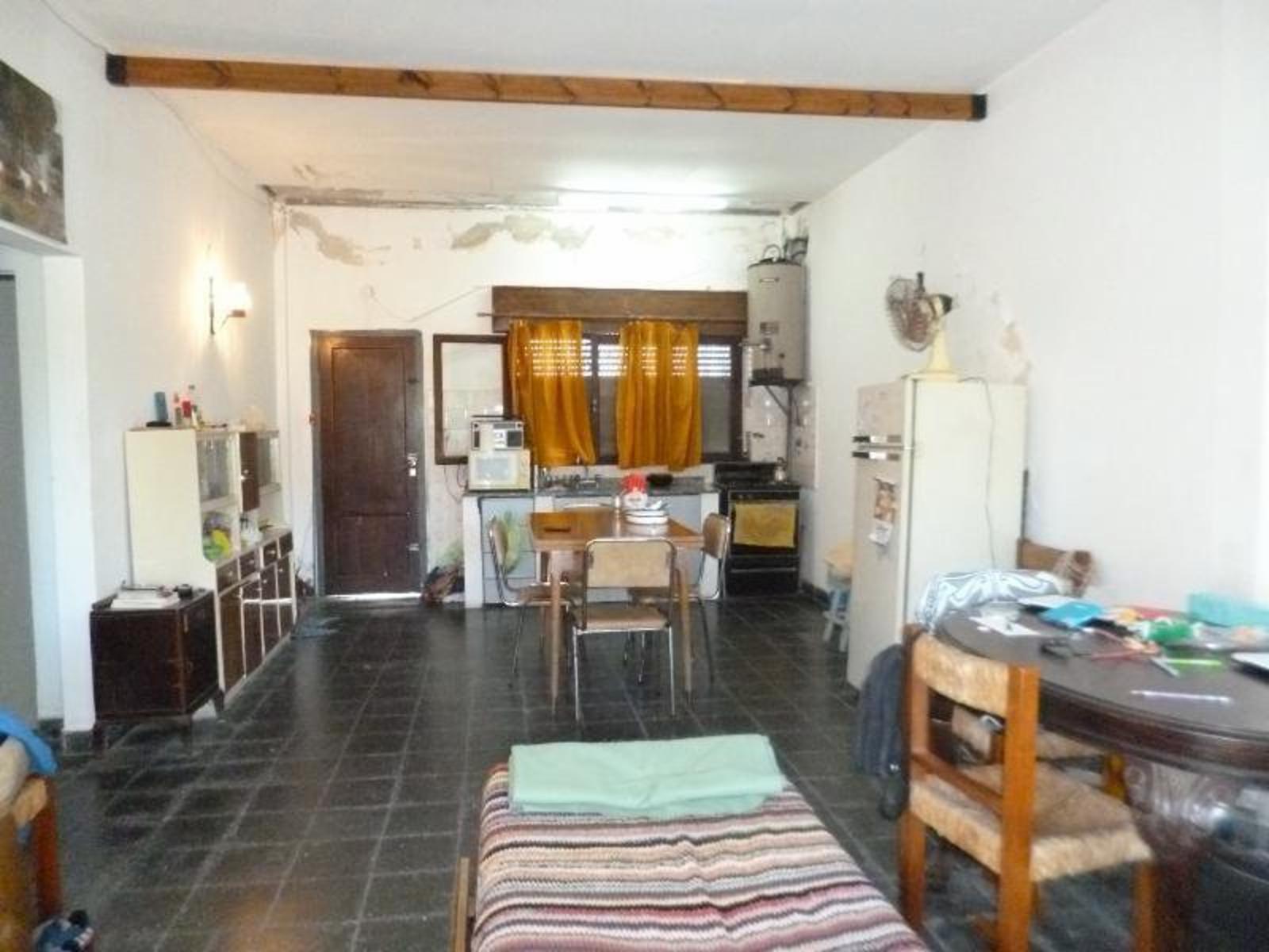 Casa en PH al Frente de 3 Amb con Cochera y Patio