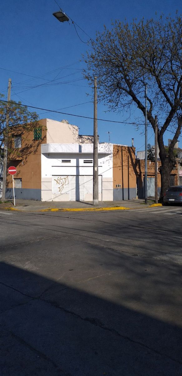 Casa con 2 locales a refaccionar En Venta en Villa Real