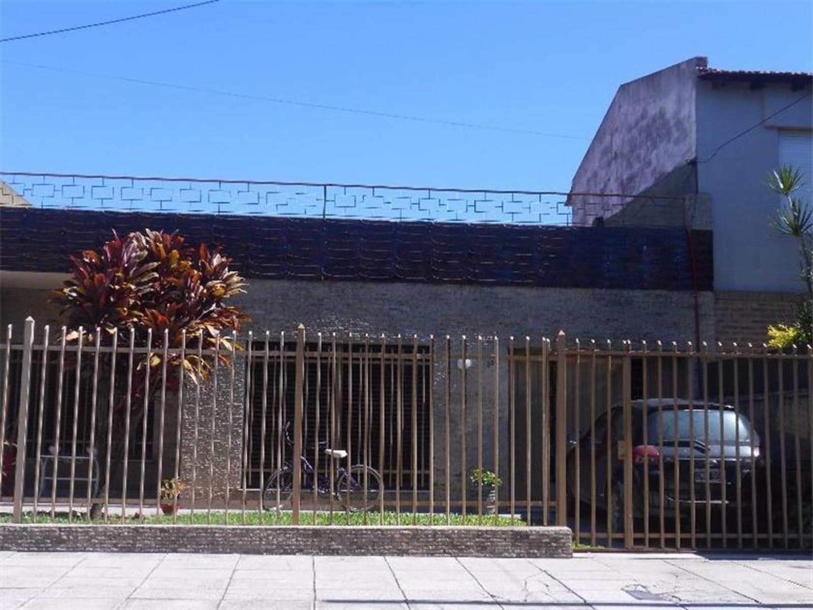 RAMOS MEJIA, CASA AMERICANA DE 4 AMB.