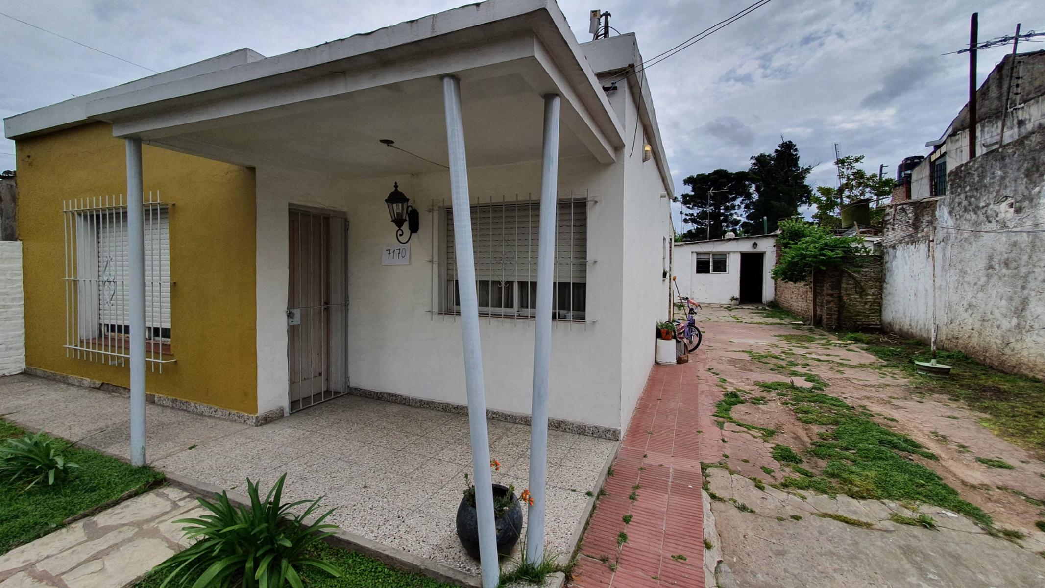 Casa 4 amb y Depto 2 amb. En Venta- Moreno