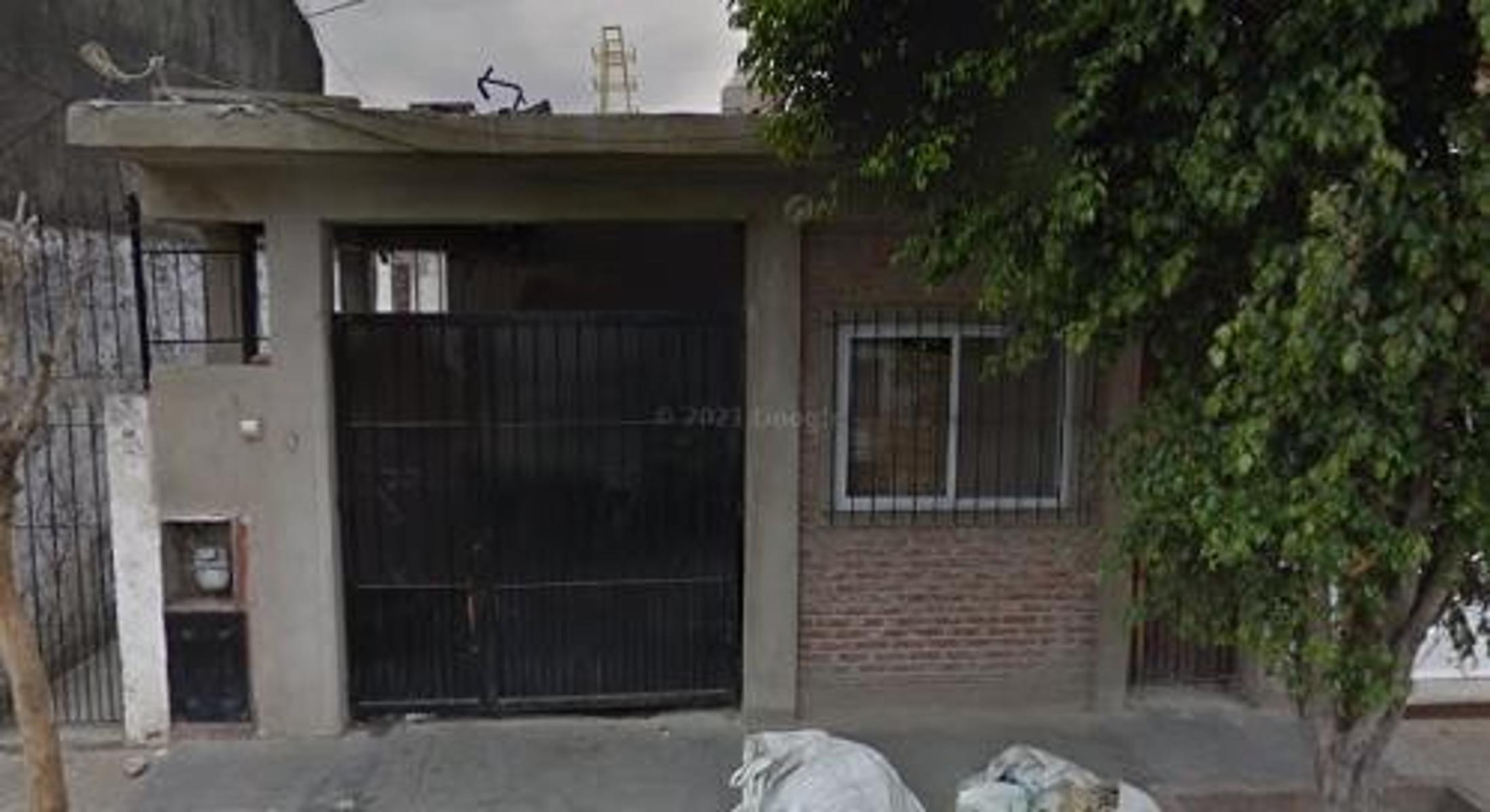 Lote en Ph de 123 m2 con construcción a derrumbar en venta.