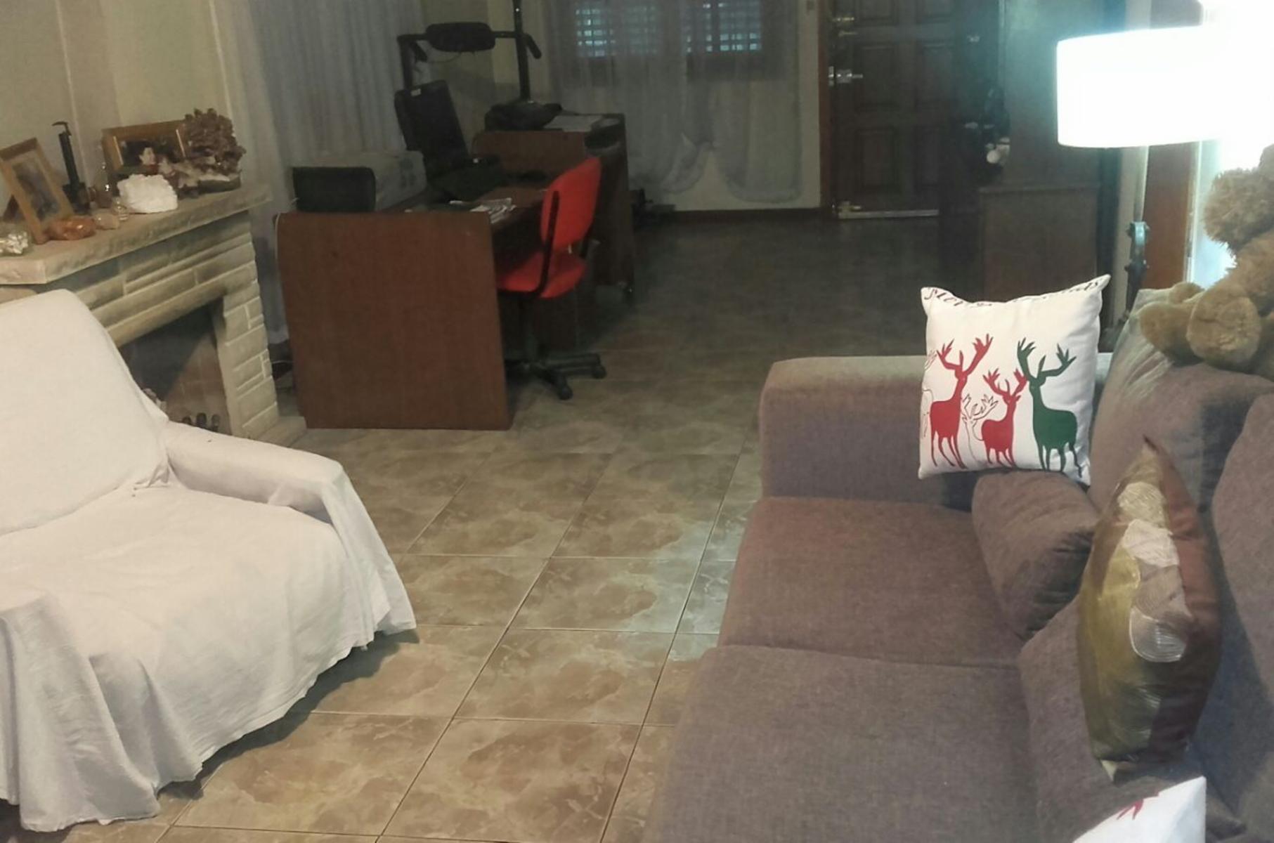 Importante Chalet en 2 plantas - Lote salida por dos calles - Alfonsina Storni y Brasil - 3 dormitorios - 2 baños- cocina / comedor - living - garage.-