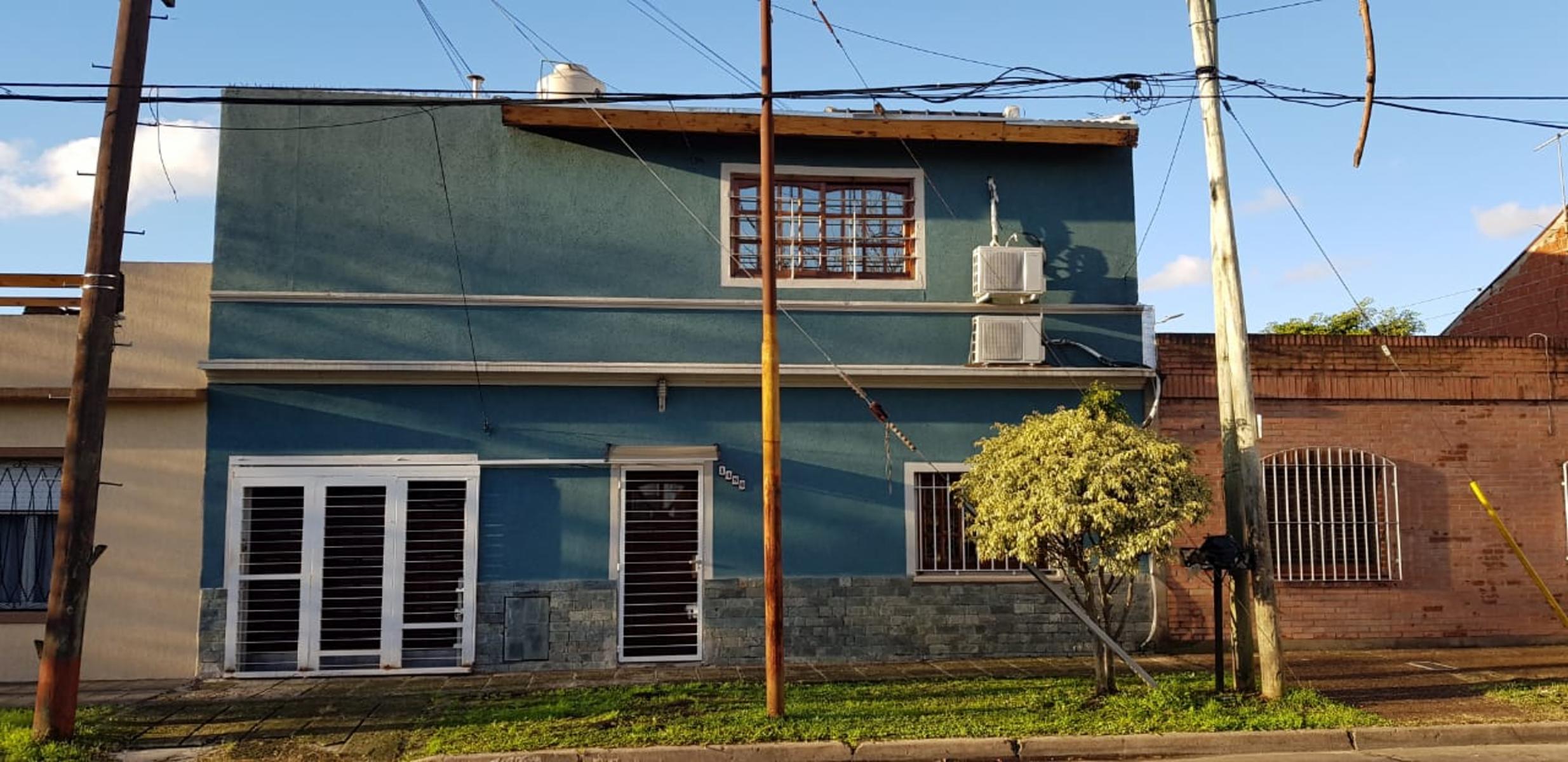 CHALET EN DOS PLANTAS, SOBRE LOTE DE 10 X 18, GARAJE PARA 2 AUTOS, 3 DORMITORIOS, UNO CON BAÑO EN SUITE, FONDO CON PARRILLA Y PILETA. HAEDO SUR.