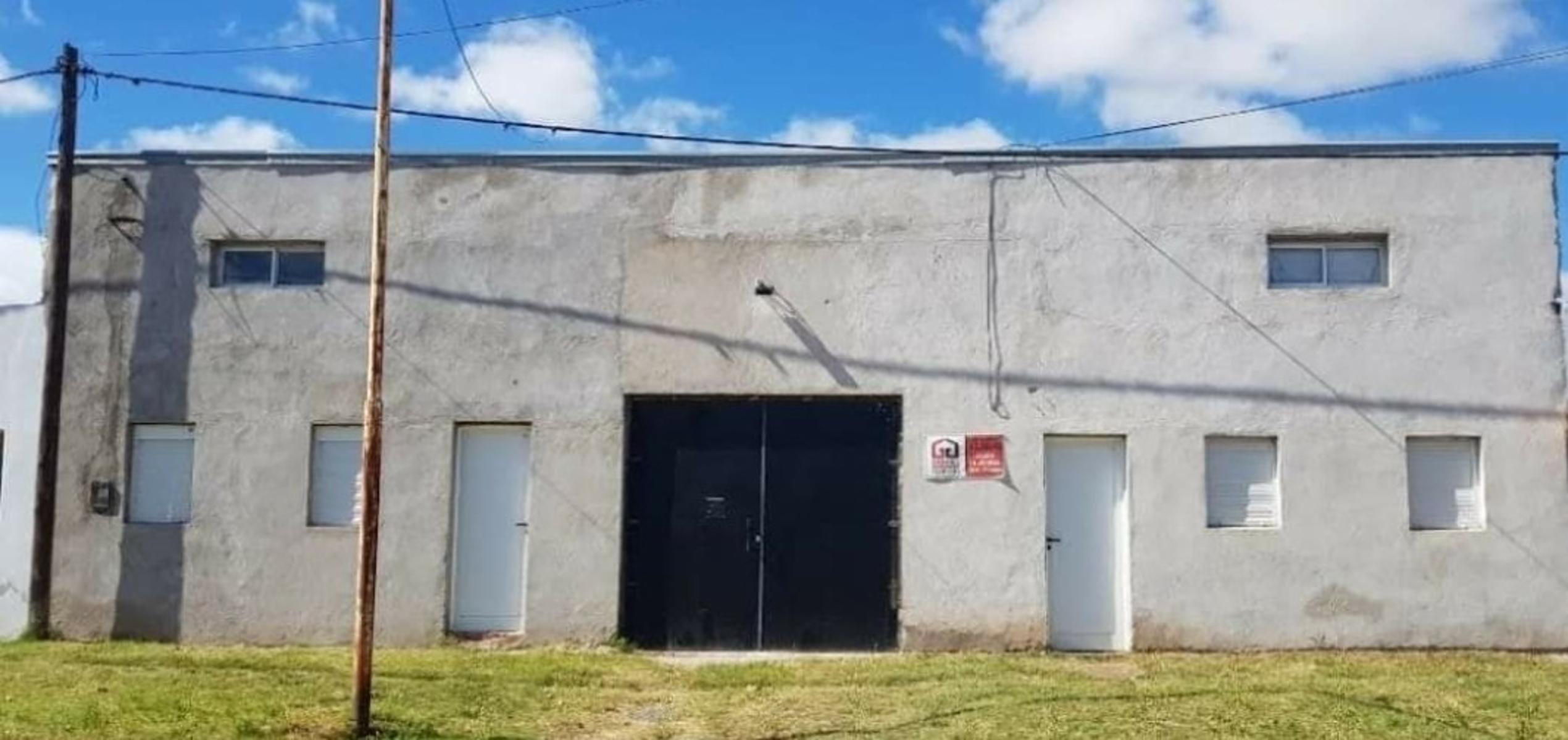 Gran propiedad. Local comercial. Amplio galpón. Dos departamentos.