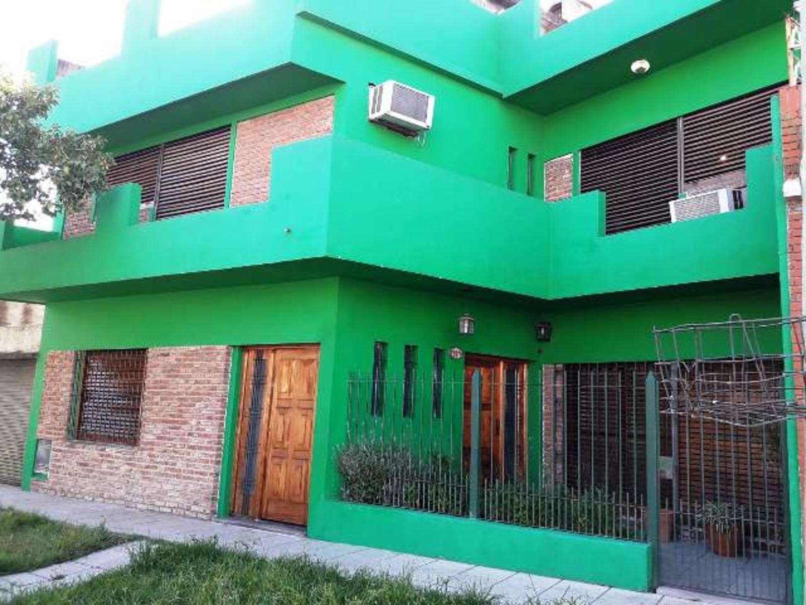 AMPLIA CASA DE 5 AMBIENTES EN MUY BUEN ESTADO EN IVAN FRANKO 3012