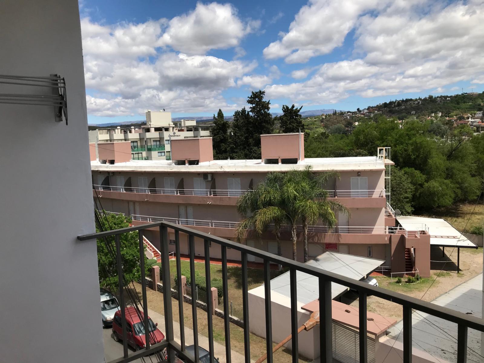 EXCELENTE DEPARTAMENTO A UNA CUADRA DEL PUENTE CENTRAL DE CARLOS PAZ DOS DORMITORIOS CON COCHERA  IMPECABLE