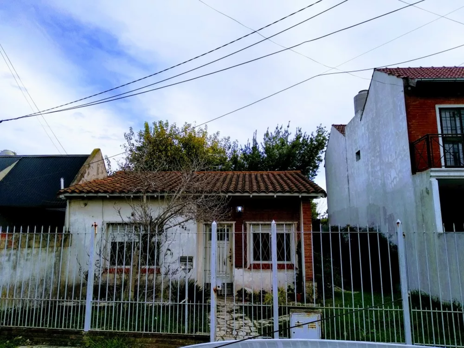Casa de 3 ambientes a refaccionar o demoler sobre un amplio lote 380mts2