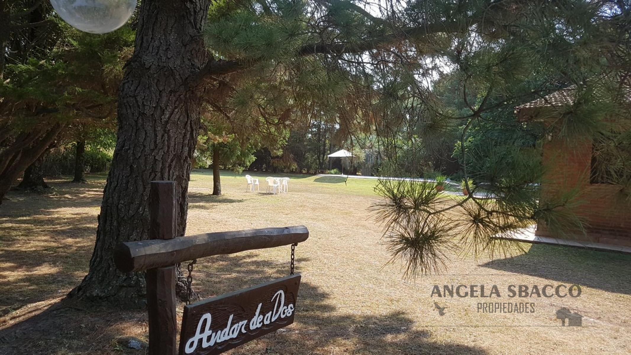 ANGELA SBACCO PROPIEDADES VENDE EXCELENTE QUINTA, BARRIO LOS ROBLES