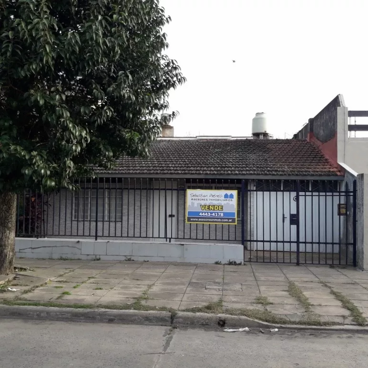 Casa De 3 Ambientes Con Cochera A Reciclar En Venta