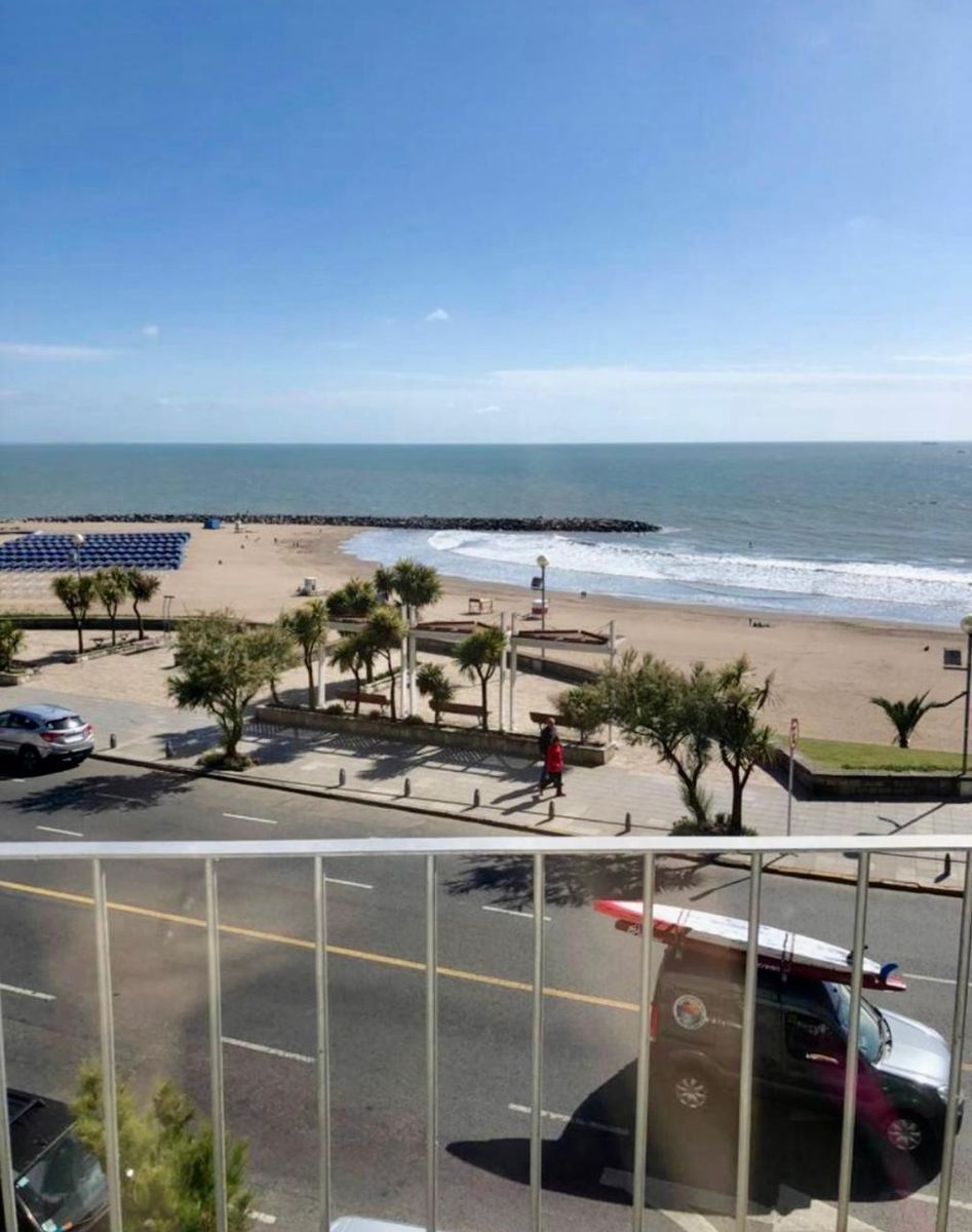 Excelente Departamento frente a la playa Varese. 3  amb.  y dependenciade servicio. Con cochera y guarda coche. Impecable estado