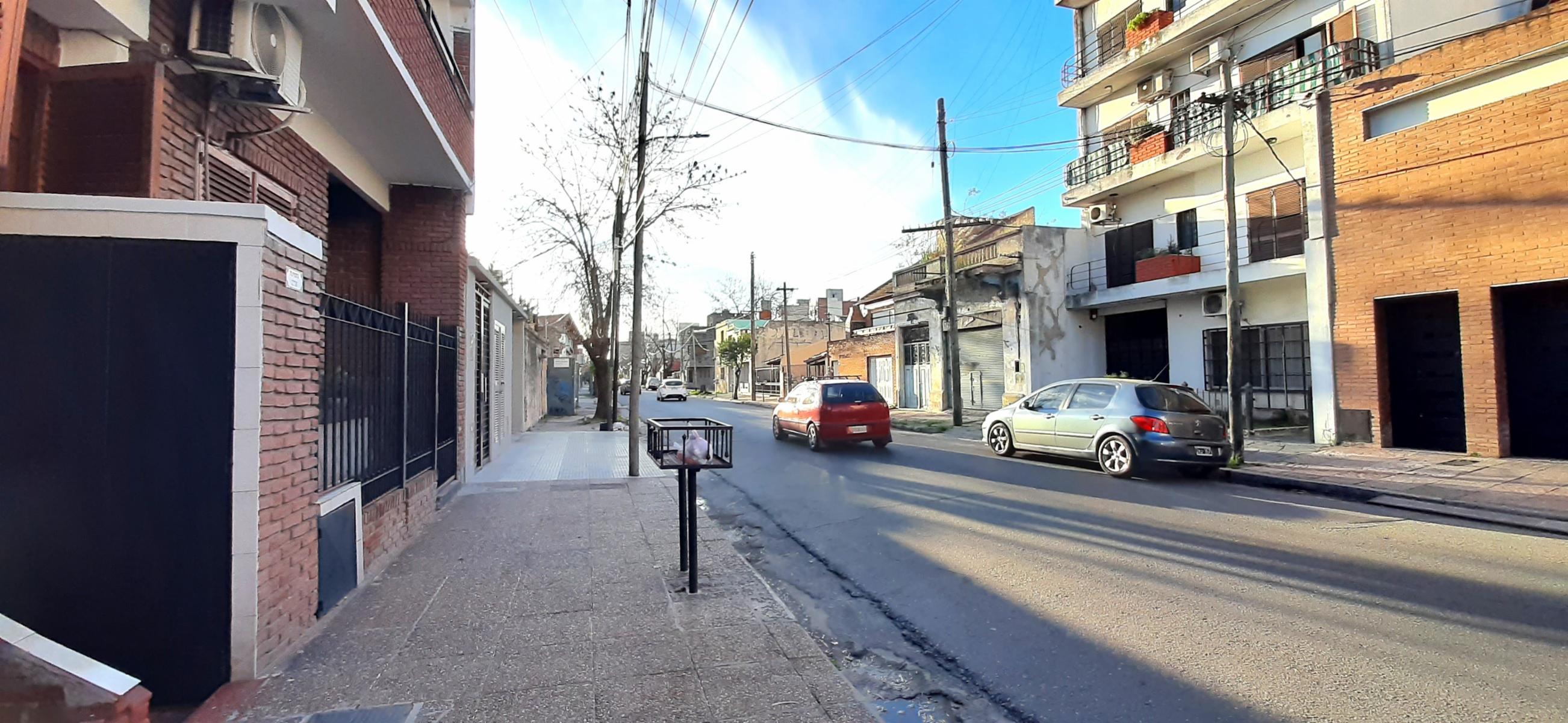 TUYUTI 2730 · Lanús — foto 3