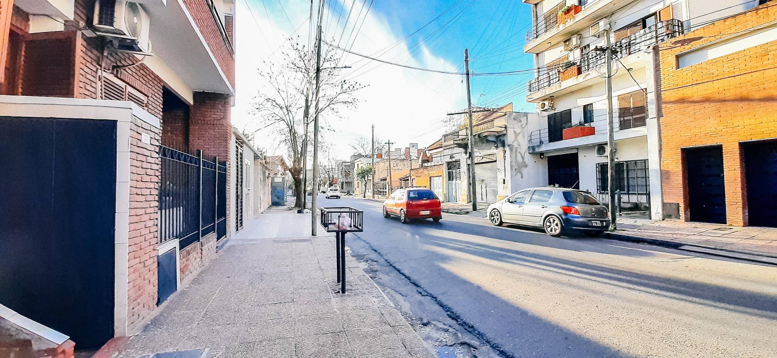 TUYUTI 2730 · Lanús — foto 4
