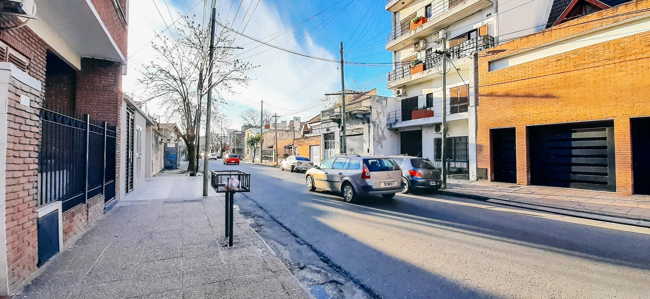 TUYUTI 2730 · Lanús — foto 5