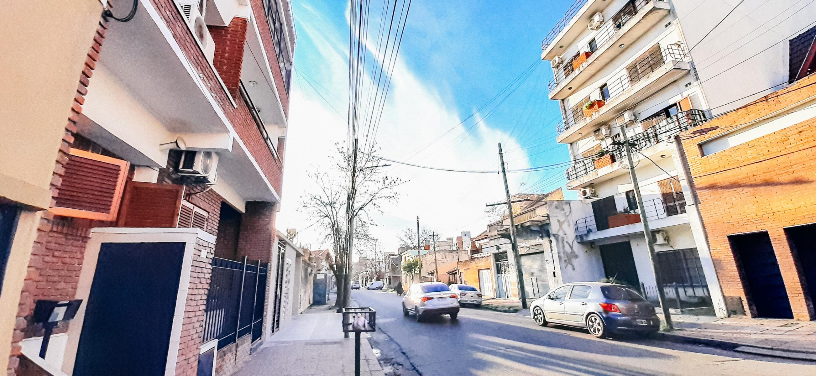 TUYUTI 2730 · Lanús — foto 7