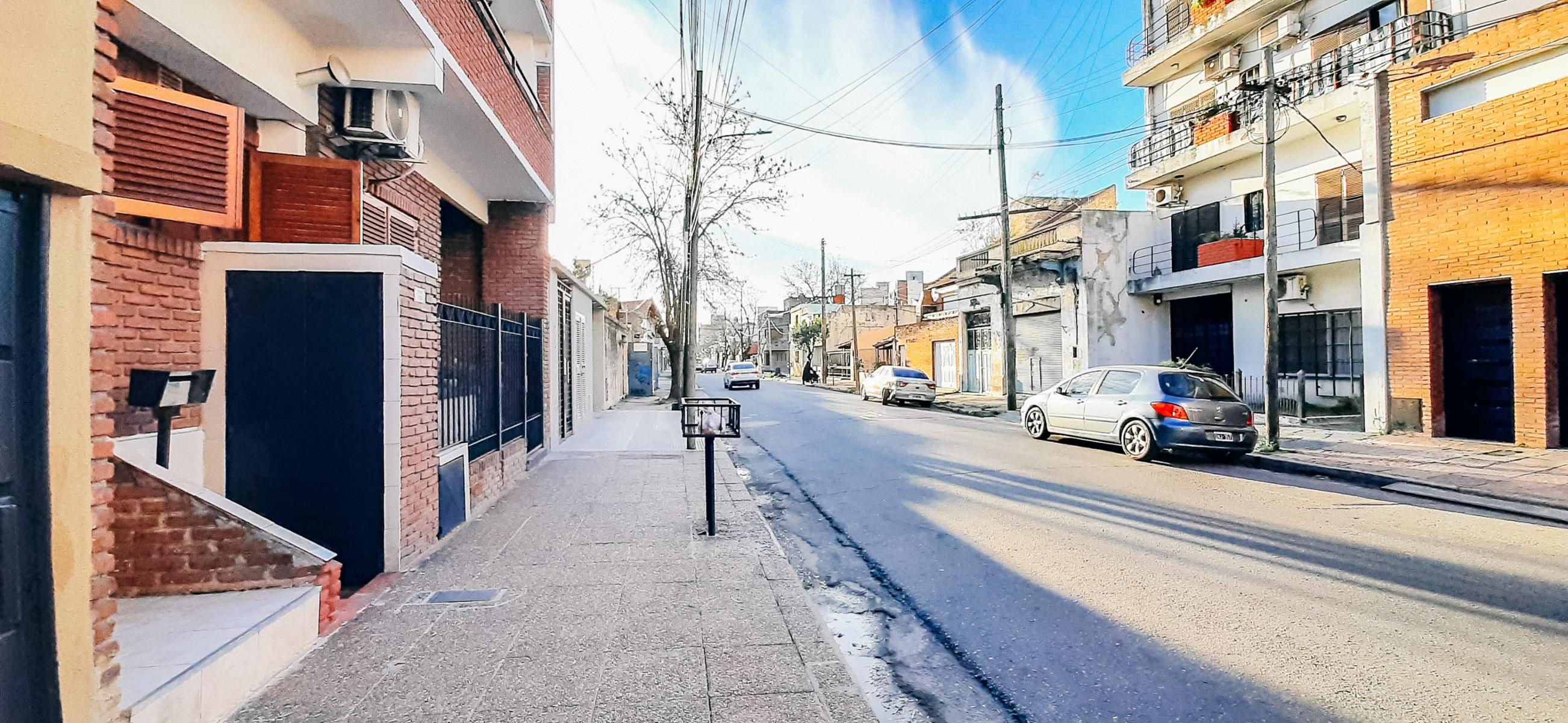 TUYUTI 2730 · Lanús — foto 8