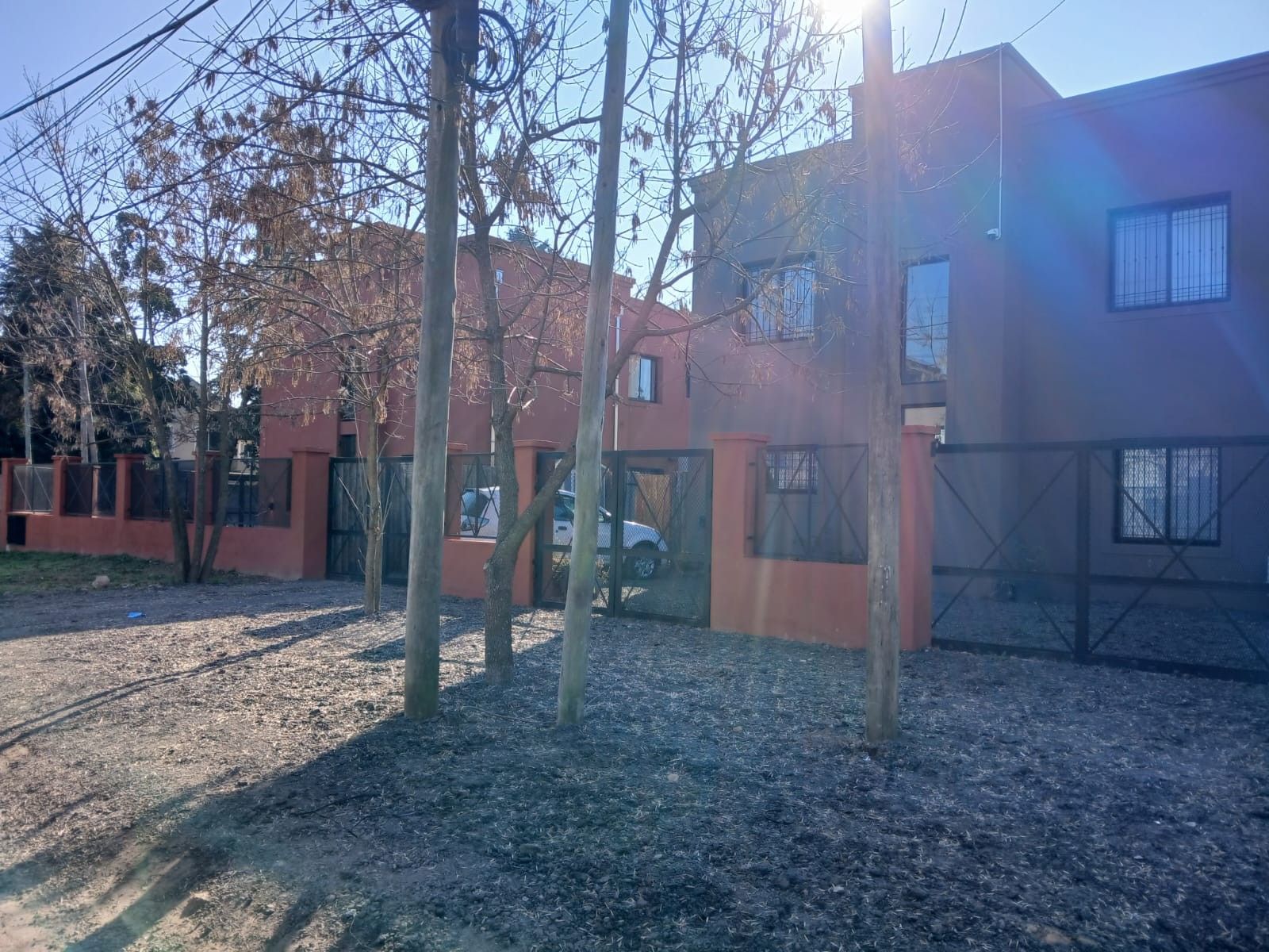 DÚPLEX 2 AMBIENTES CON JARDÍN. COCHERA PRIVADA