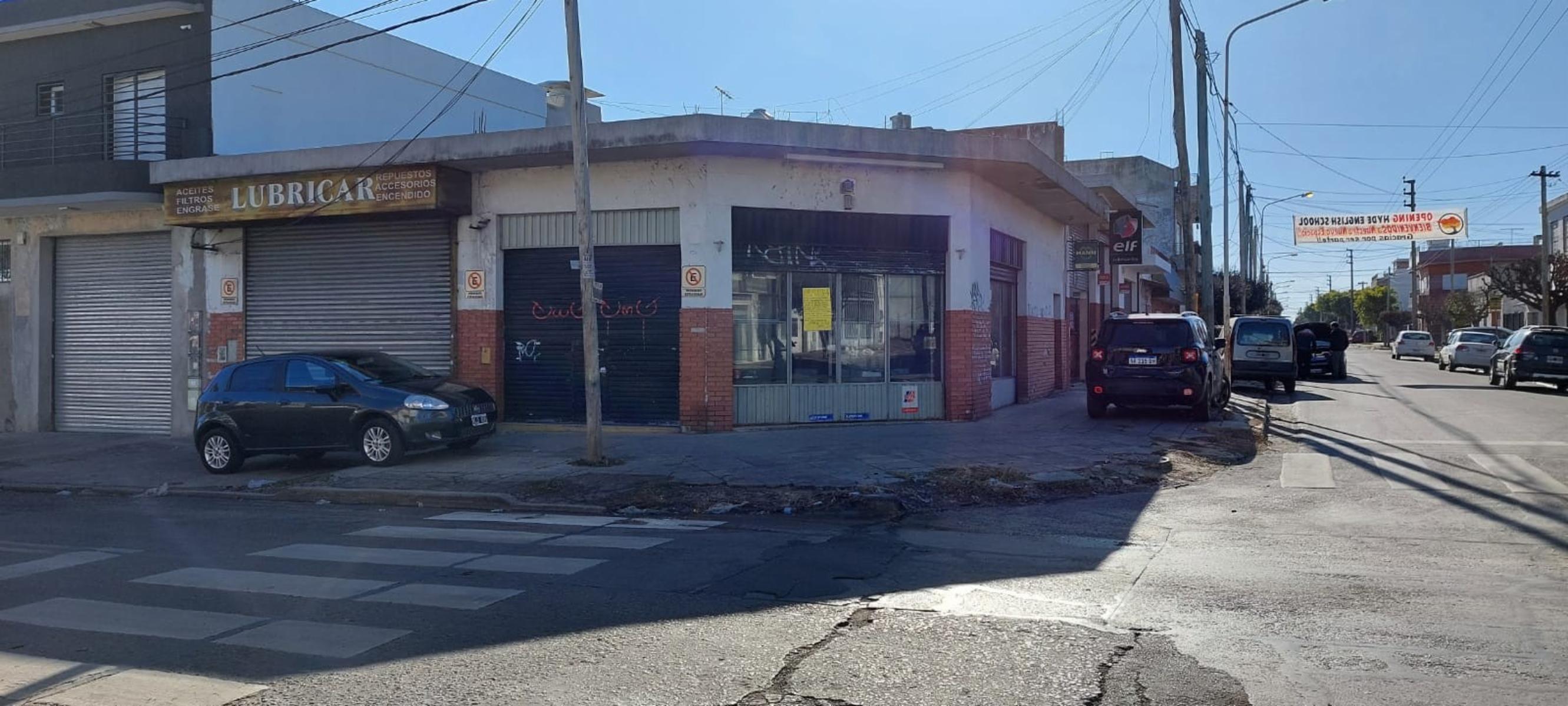 Local Comercial en esquina con muy buena estructura. Zona  La Tablada. Consulte