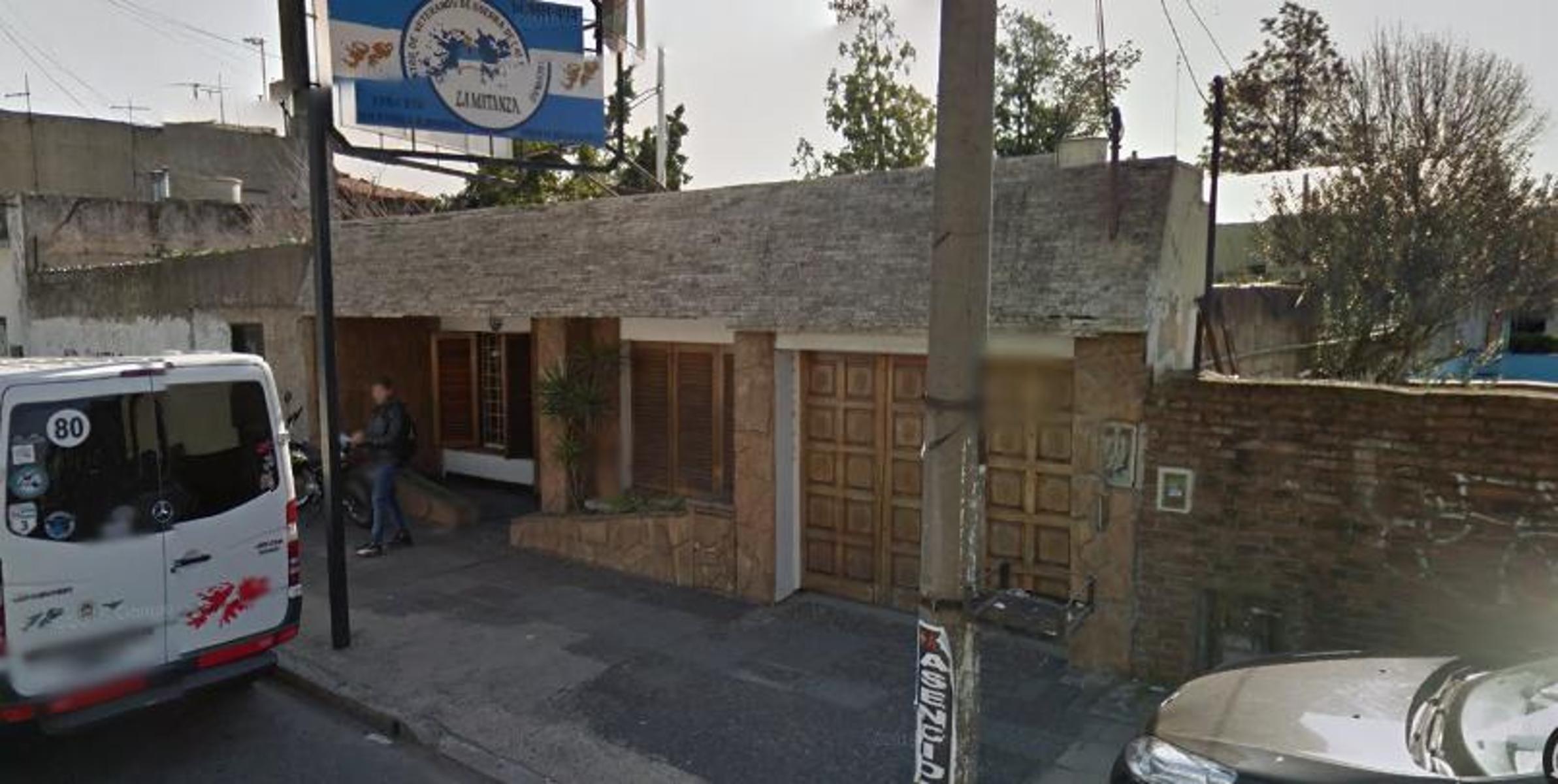 Gran oportunidad...Vende o Vende ...casa de 4 ambientes con galpón de 100 metros ...todo en muy buen estado...Consúltenos