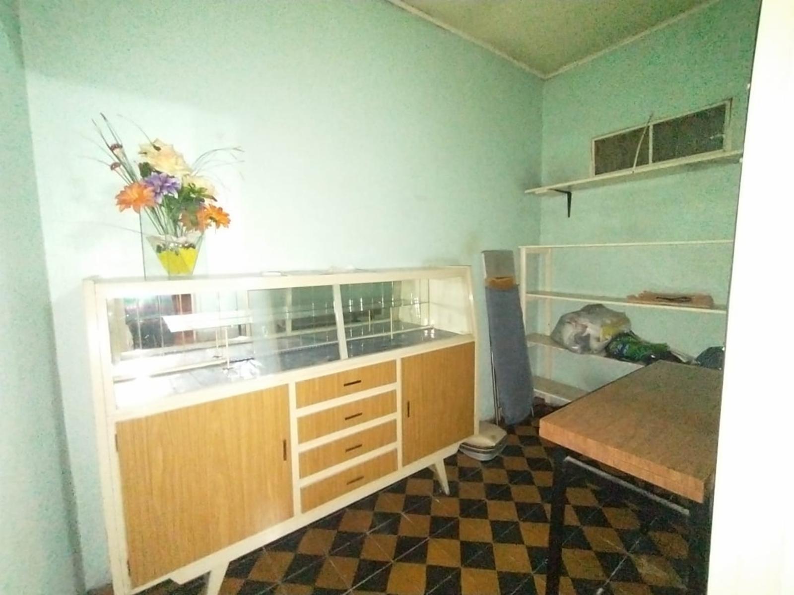 EXCELENTE CASA CON 2 HABITACIONES, COCINA, COMEDOR, DESPENSA Y LAVADERO CUBIERTO. EN LOTE PROPIO CON AMPLIO FONDO LIBRE Y GALPÓN DE HERRAMIENTAS.
