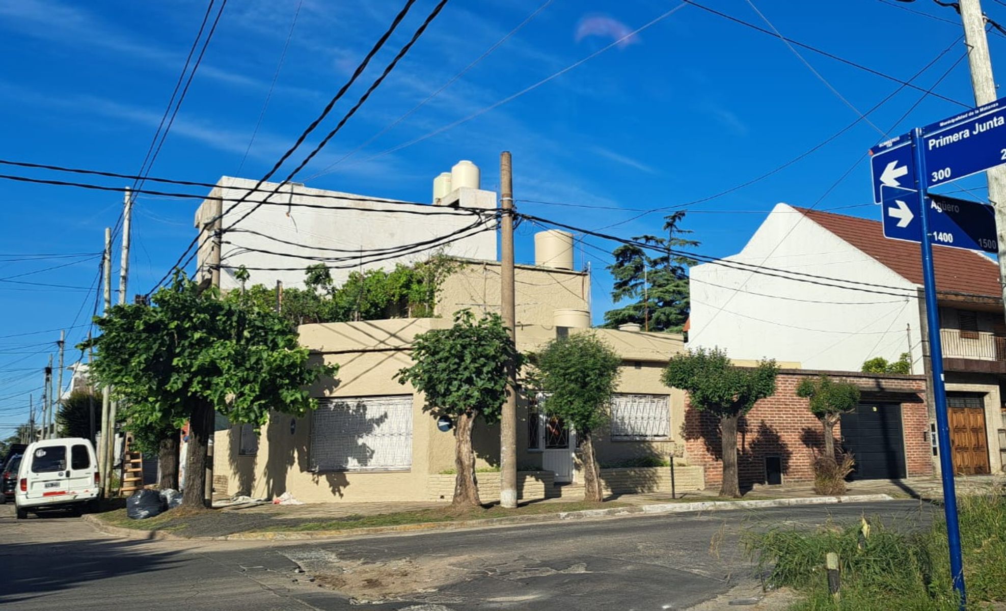 ¡ESQUINA ÚNICA EN MADERO 224m2 - 2 CASAS EN 1 LOTE - 6 Ambientes - Garage Cubiero y Una entrada de auto + Terraza + Patio con Parrilla