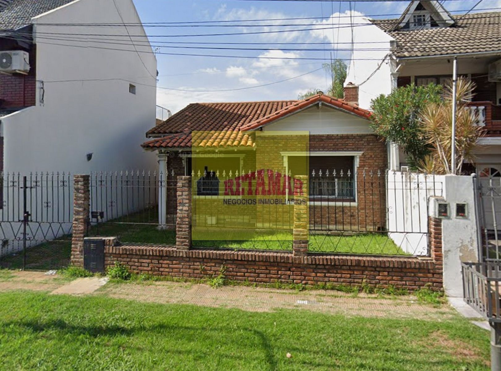 Casa de 3 Ambientes en Lote de 345 m² con Fondo Libre y entrada paraAuto - Ramos Mejía