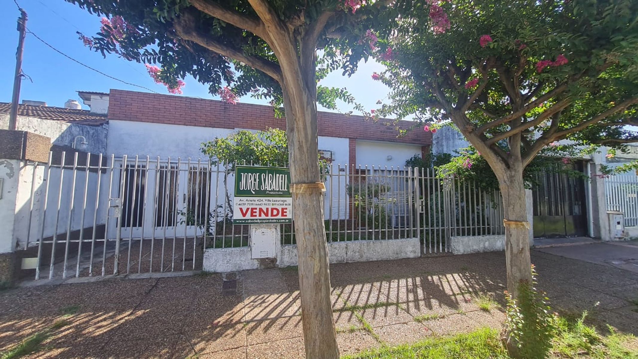 excelente casa 3 ambientes con garage y fondo libre