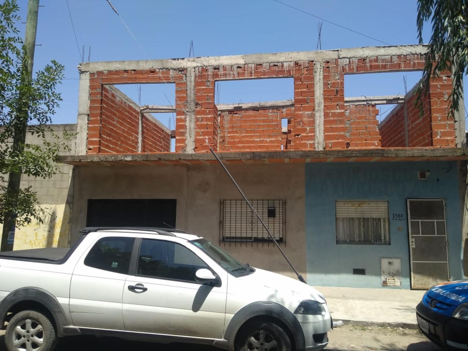 EXCELENTE PROPIEDAD DOS DORMITORIOS COCINA COMEDOR LAVADERO PATIO CASA ANTIGUA AL FONDO Y CASA DE TRES AMBIENTES A TERMINAR EN TERRAZA