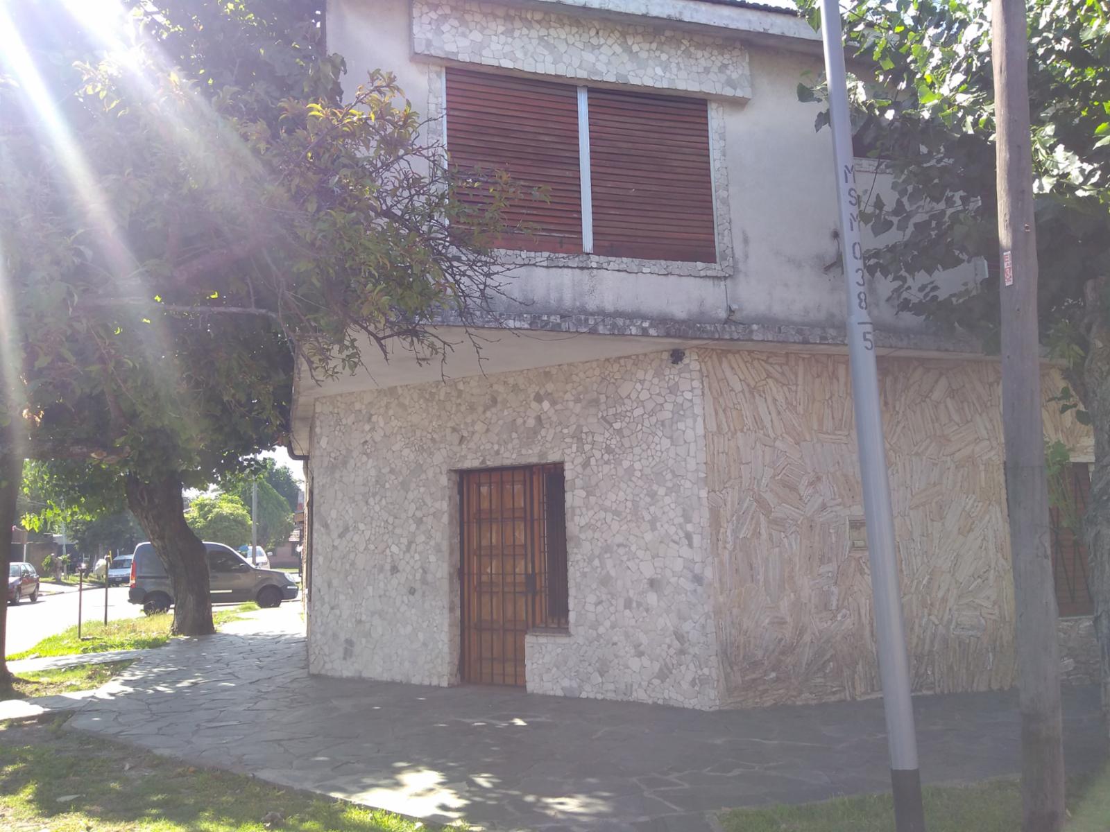 EXCELENTE PROPIEDAD MULTIFAMILIAR CON QUINCHO CUBIERTO  PATIO TERRAZA Y GARAGE