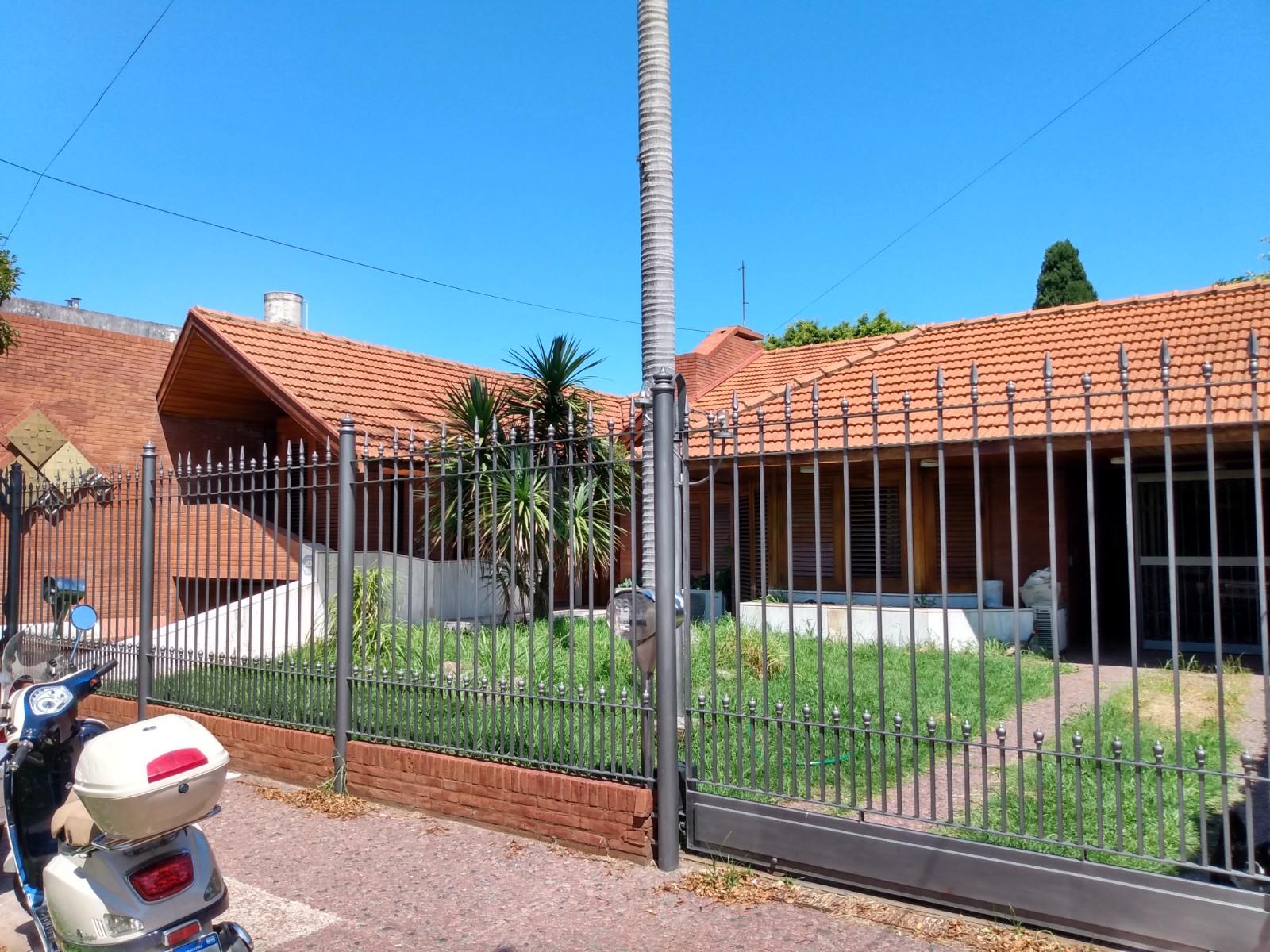 Venta Espectacular Chalet Sobre Importantisimo Lote 20 X 42