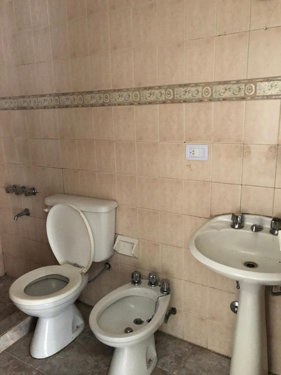 Monoambiente primer piso con patio en Villa Luzuriaga, bajas expensas