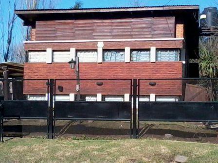 Casa rústica y moderna en Ibarlucea, dos dormitorios, pileta.